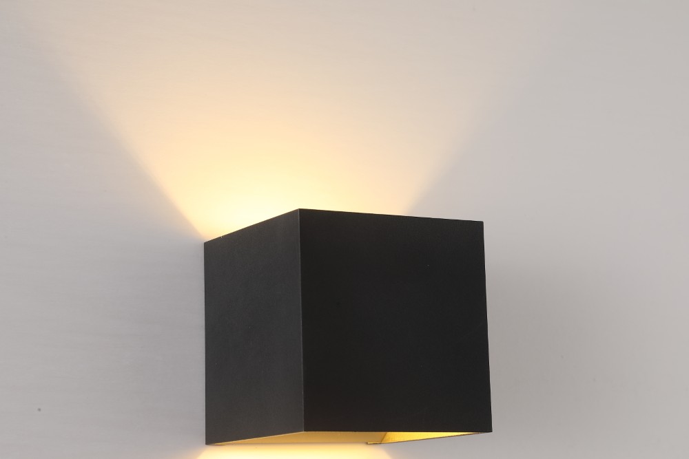 Opbouwspot Newton up & down zwart en goud Searchlight 5053423285092