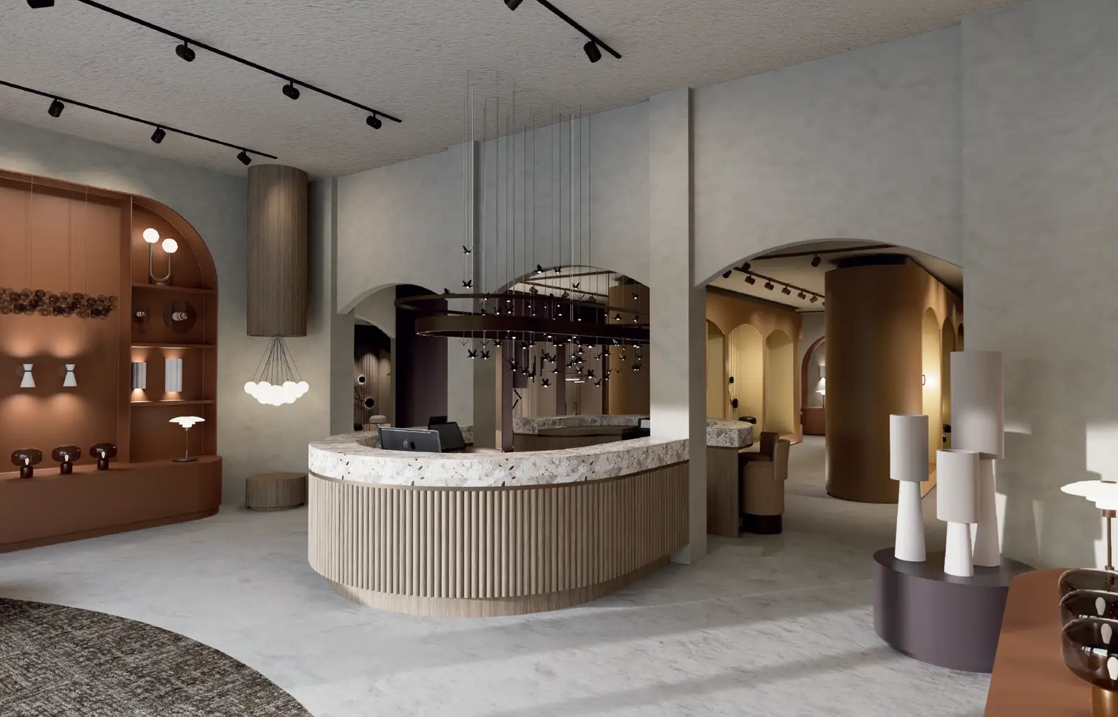 Impressie van de nieuwe binnenshowroom: ronde balie met terrazzo blad, gebogen doorgangen, nissen met wandlampen en tafellampen op sokkels