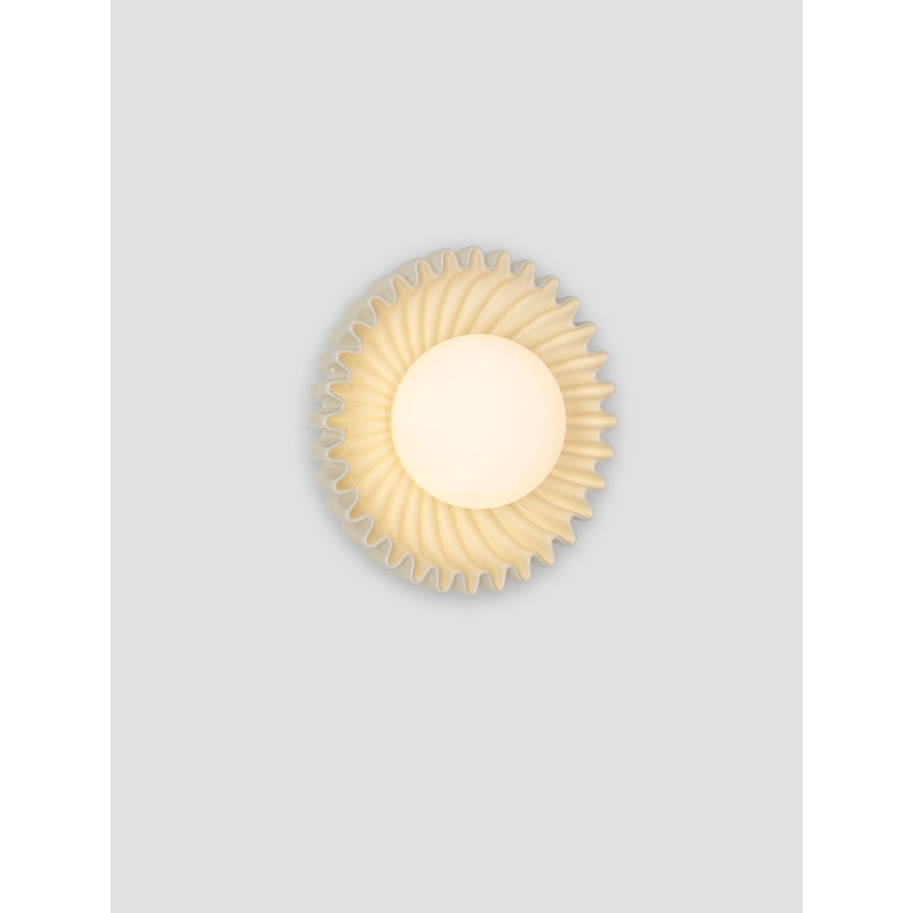 Wandlamp Petel crème met wit glas Lyora 5212017483959