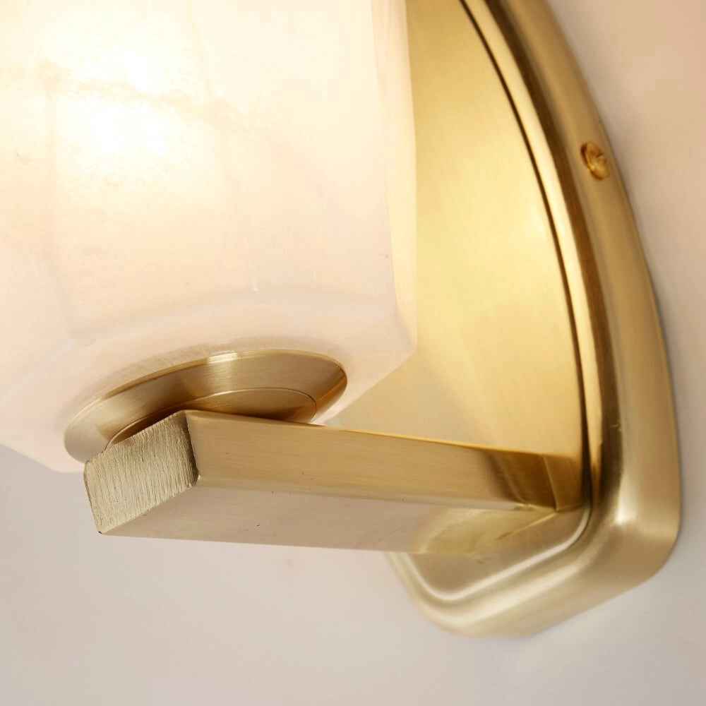 Wandlamp Rocky met wit glas Searchlight 5053423264257
