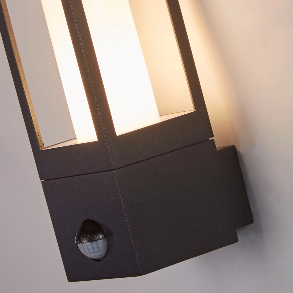 Strakke wandlamp Avenue zwart Searchlight 5053423250922