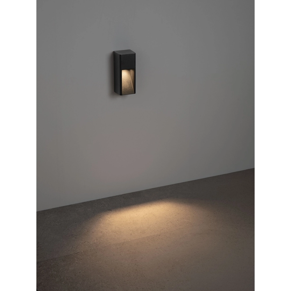 Strakke wandlamp Mazu zwart