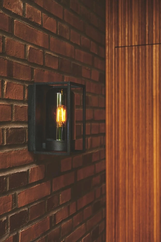 Zwarte buitenlamp Griffin met smoke venster Nordlux 5704924010781