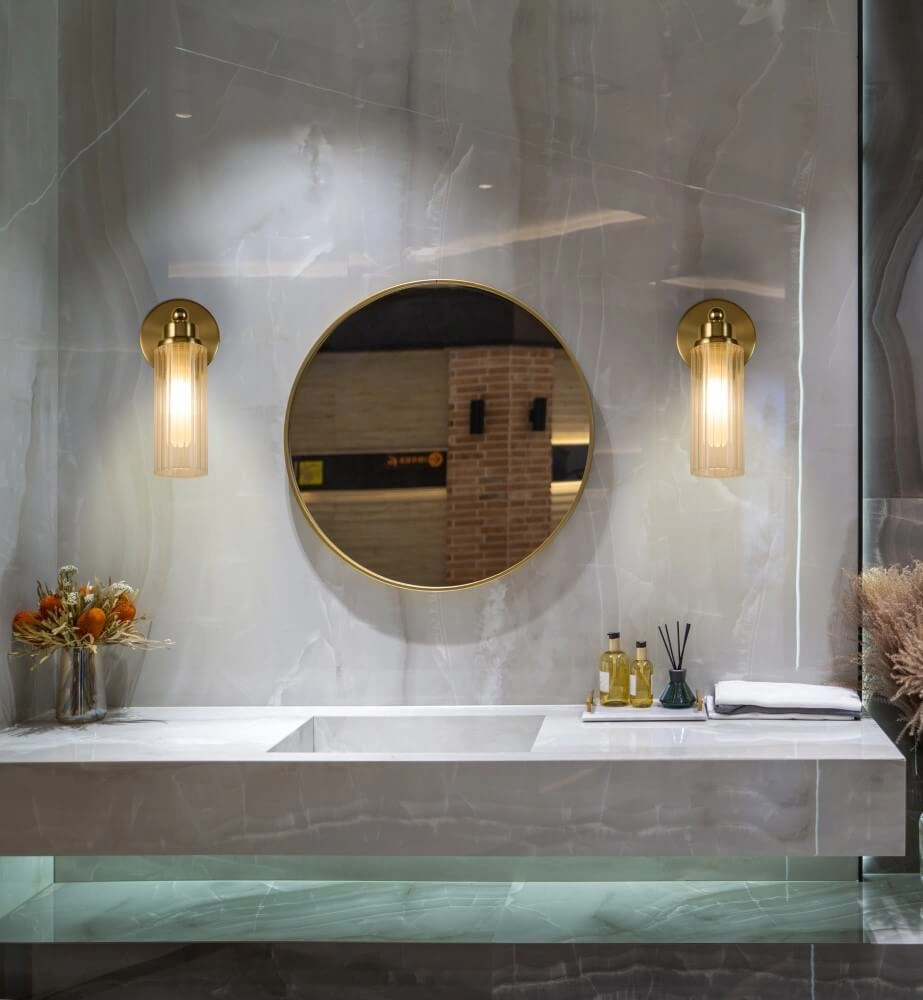 Gouden wandlamp Imperial met geribbeld glas Searchlight 5053423271958