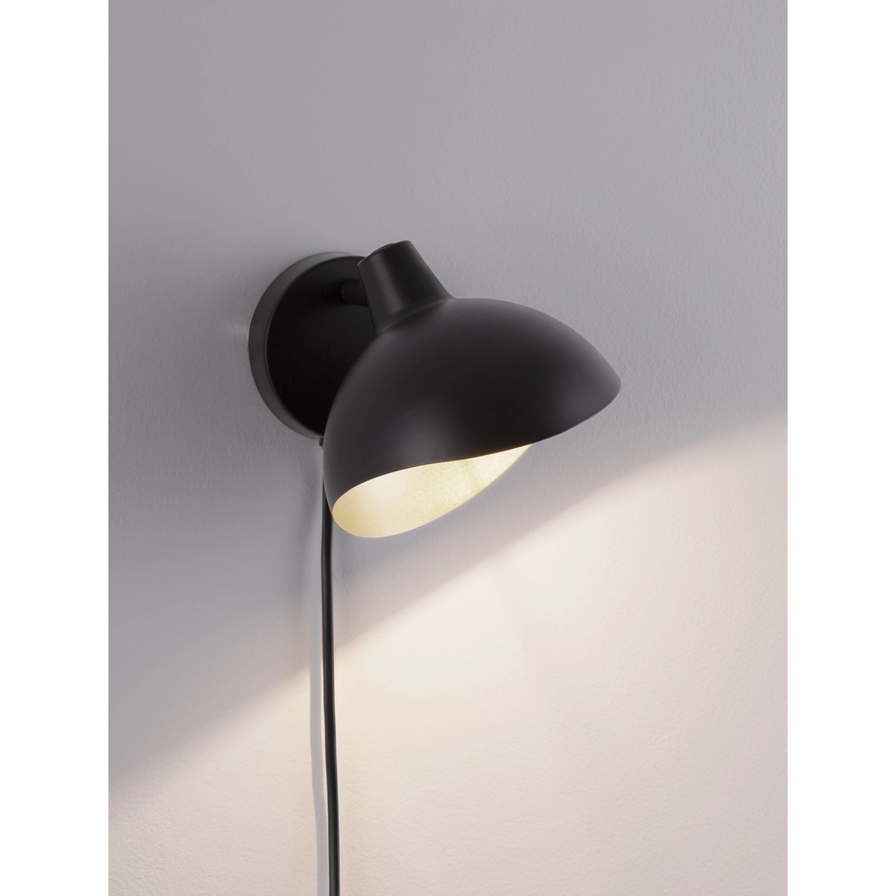 Wandlamp Geti zwart met gouden binnenkant