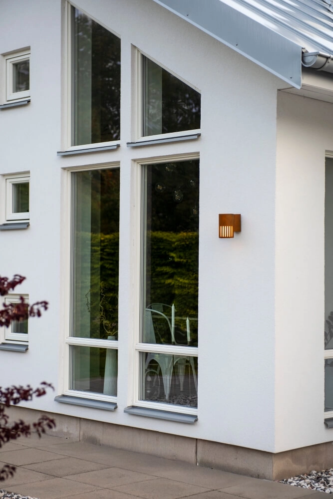 Design wandlamp Pistoia roestbruin met wit glas KonstSmide 7318303579721