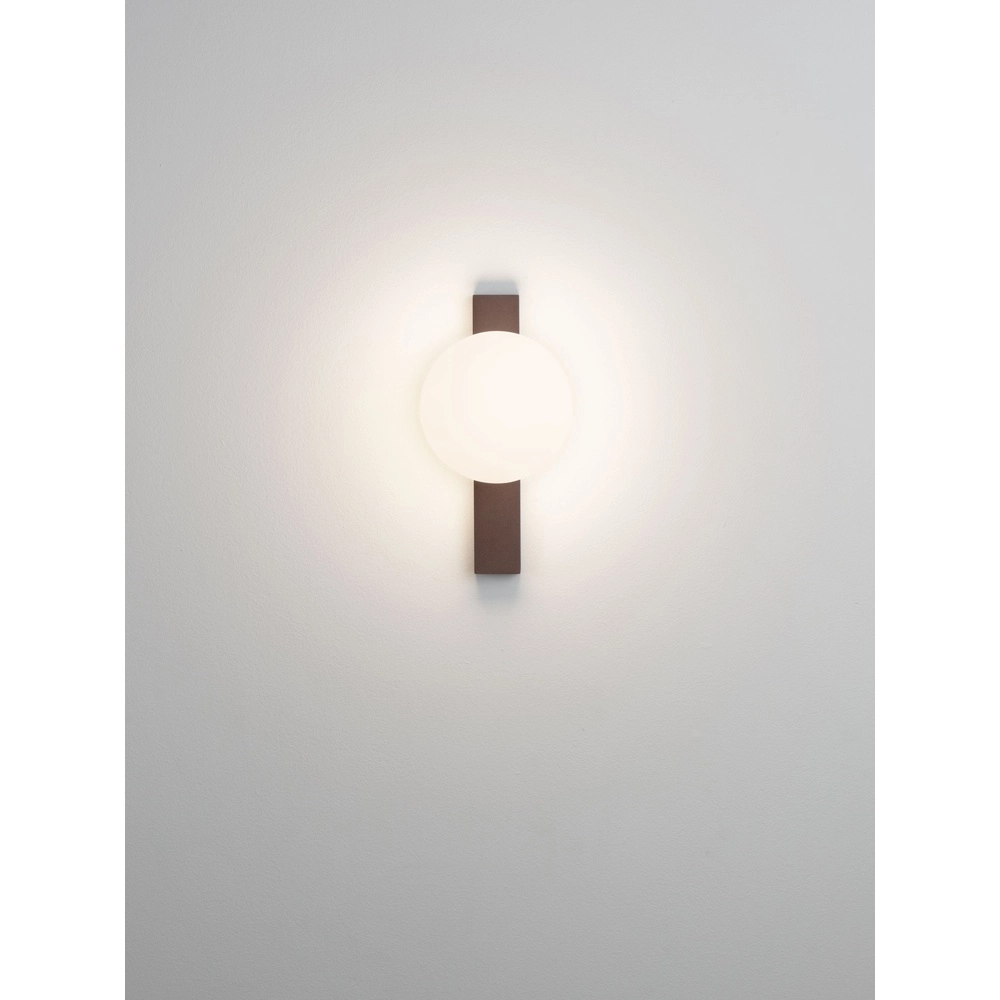 Unieke wandlamp Remi roestbruin met witte bol Lyora 5212017494481