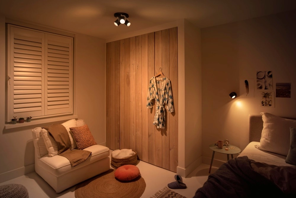 Strakke opbouwspot Byrl 3-lichts zwart Philips 8718696170212