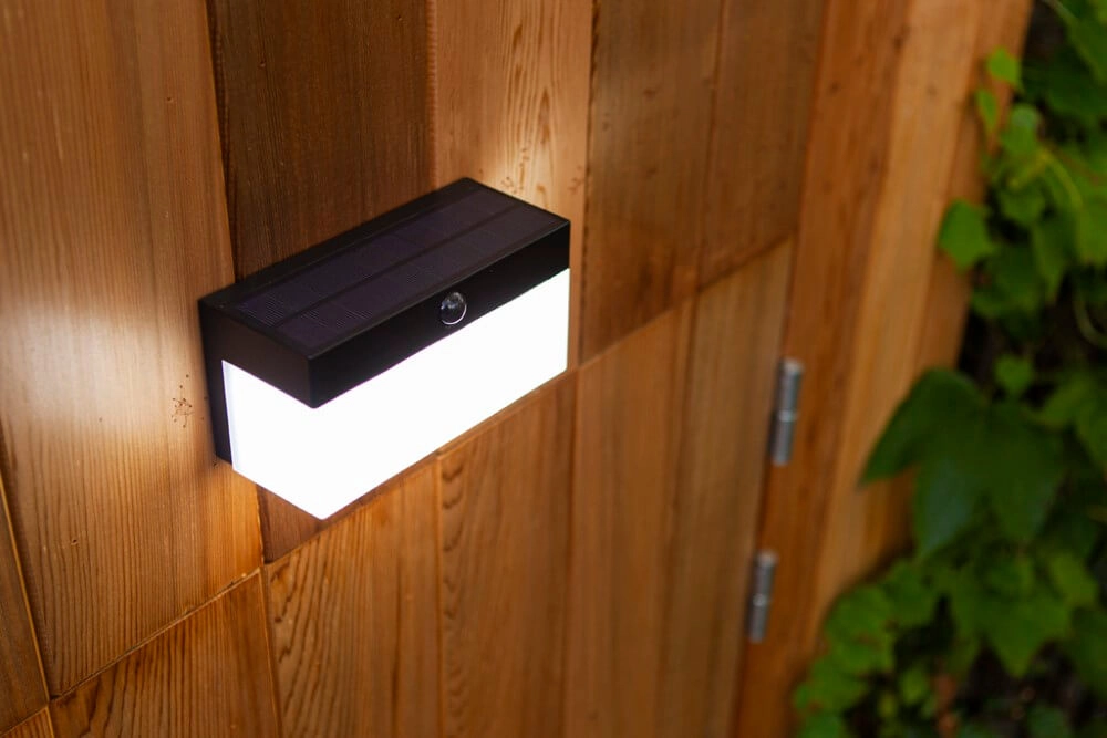 Zwarte wandlamp Fran solar Lutec 6939412013664