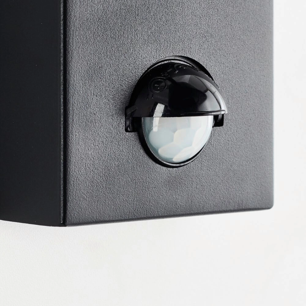 Zwarte wandlamp Bari met sensor Brilliant 4004353435782