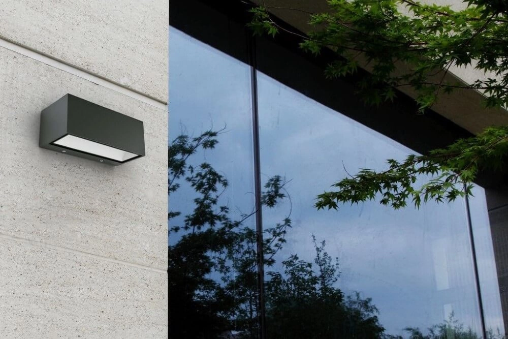 Zwarte strakke wandlamp Gemini design Lutec 6939412011639