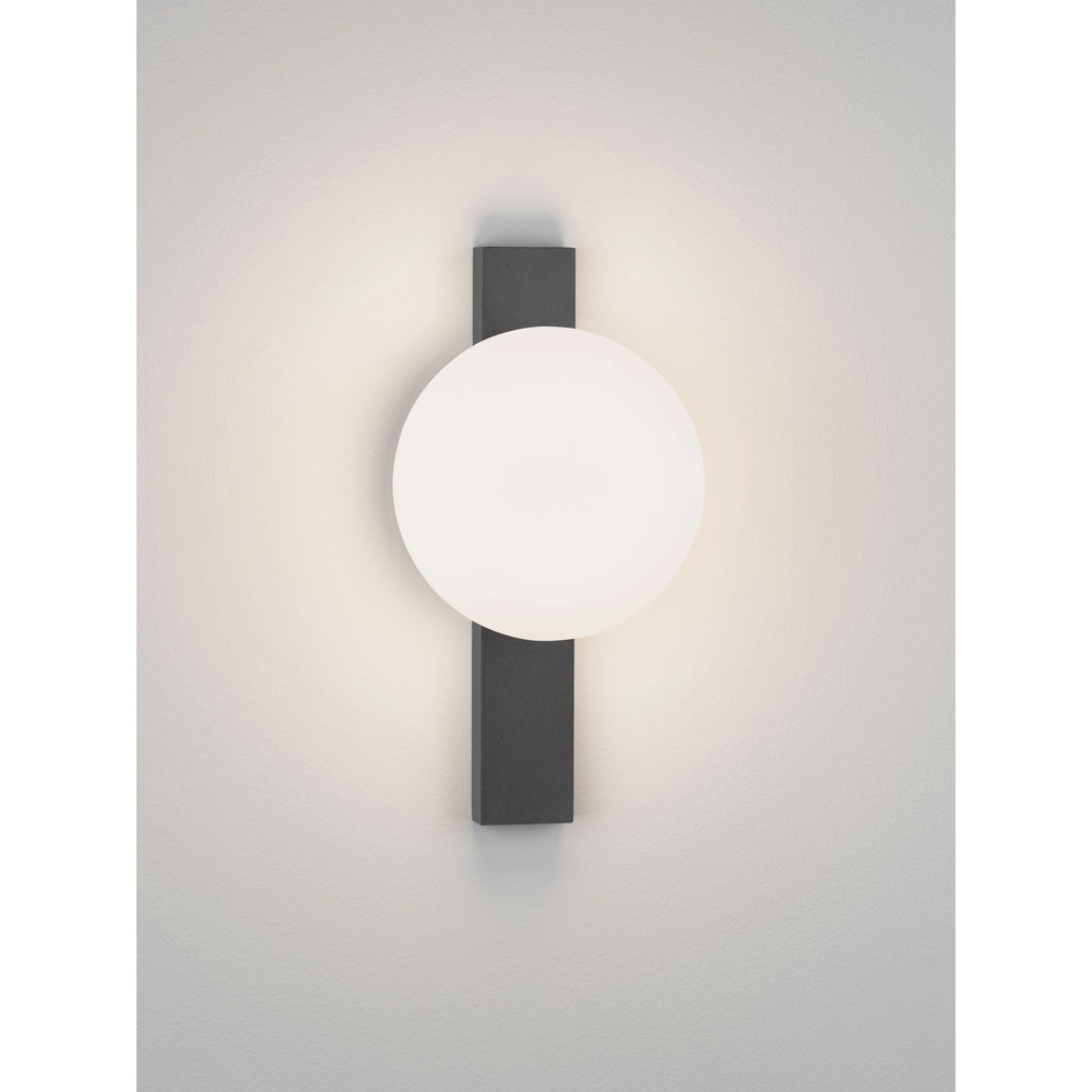 Unieke wandlamp Remi zwart met witte bol Lyora 5212017494467