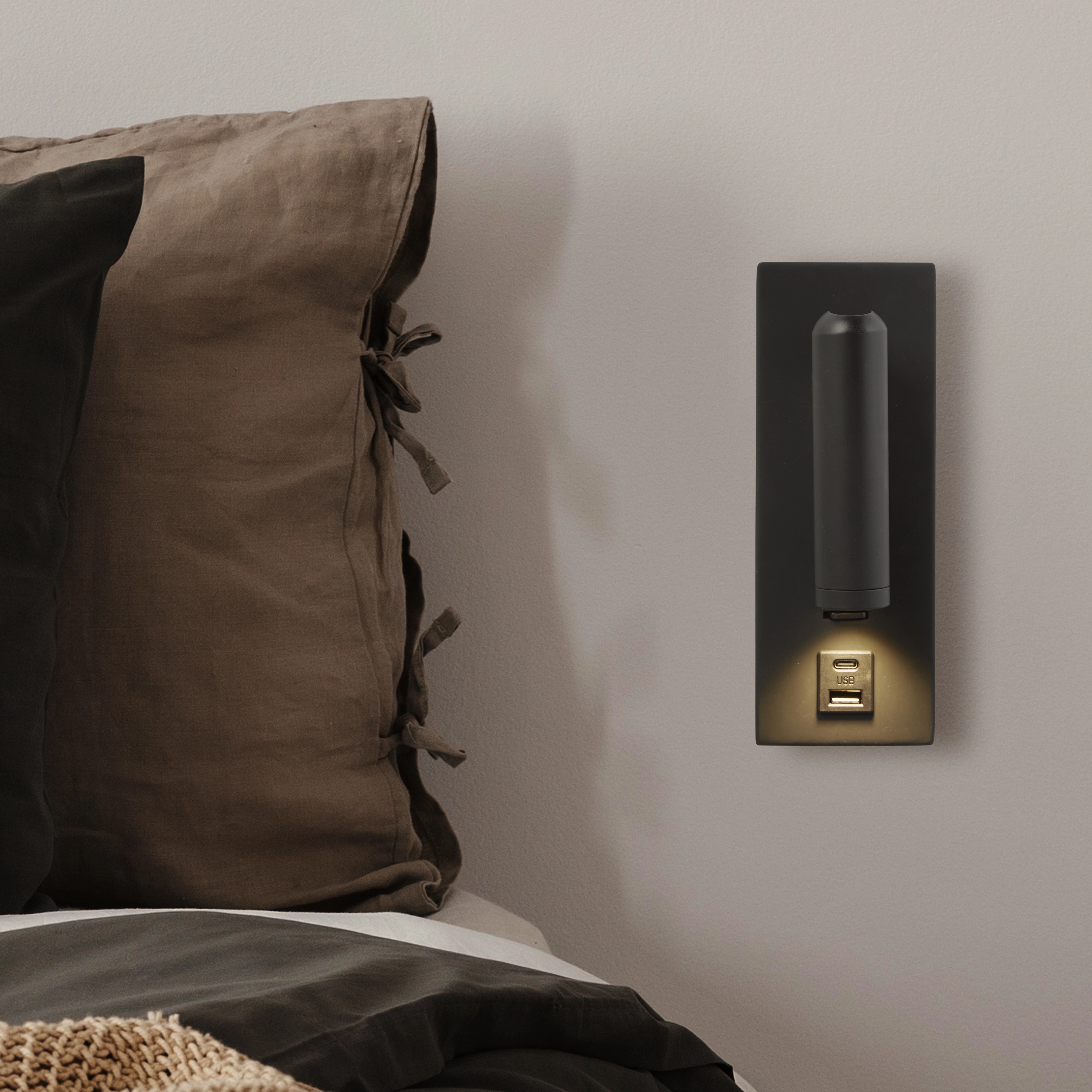 Zwart bedlampje Marlow met USB Lyora 5053423275857