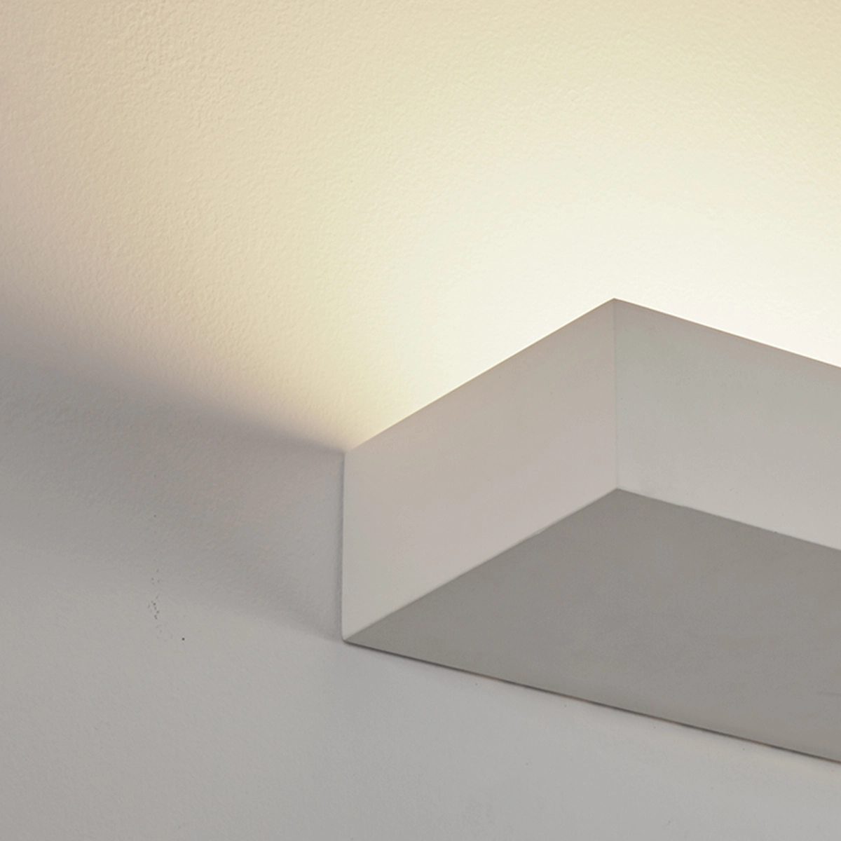 Strakke wandlamp Avron gips wit Lyora 5053423308098