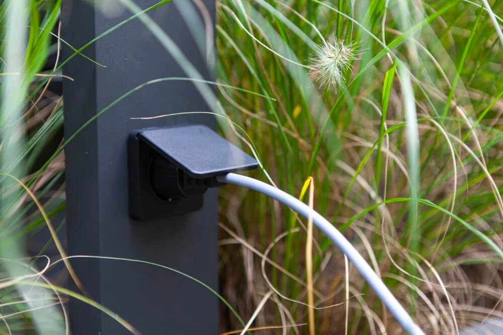 Design padverlichting Cuba met stopcontact Lutec 6939412070278