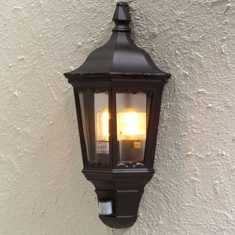 Zwarte buitenlamp Firenze met bewegingsmelder KonstSmide 7318307230758