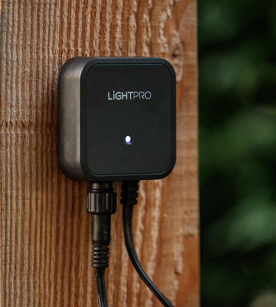 Lightpro accessoires gemonteerd tegen houten paal