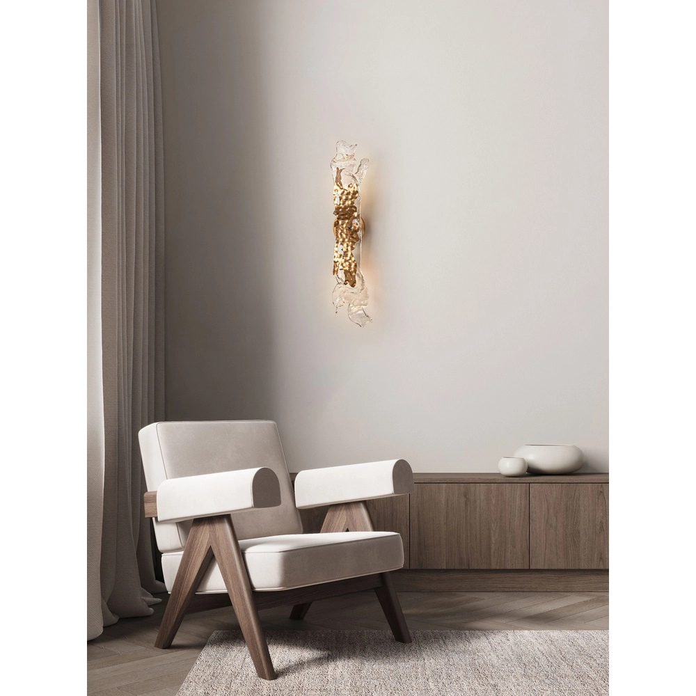 Gouden wandlamp Avesa met helder glas