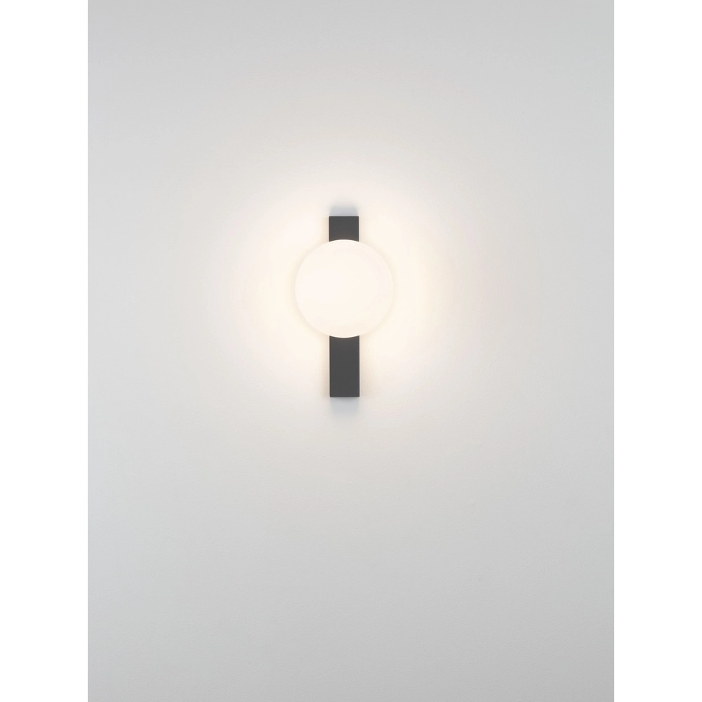 Unieke wandlamp Remi zwart met witte bol Lyora 5212017494467
