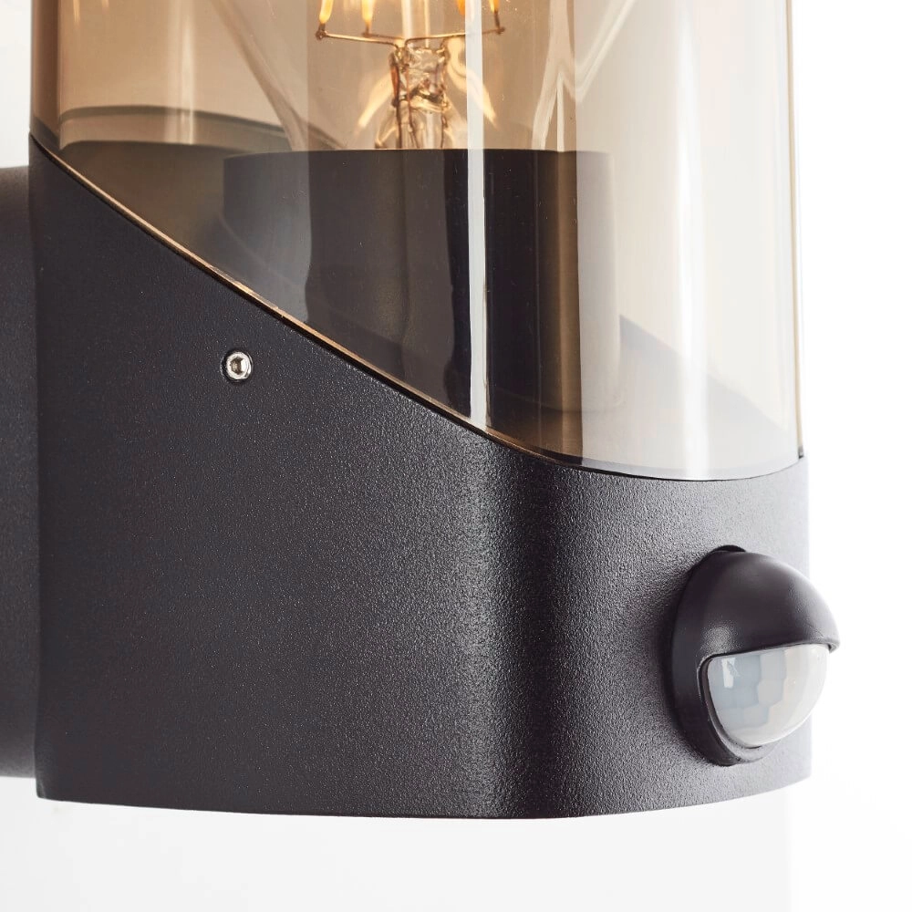 Zwarte wandlamp Minou met sensor Brilliant 4004353435805