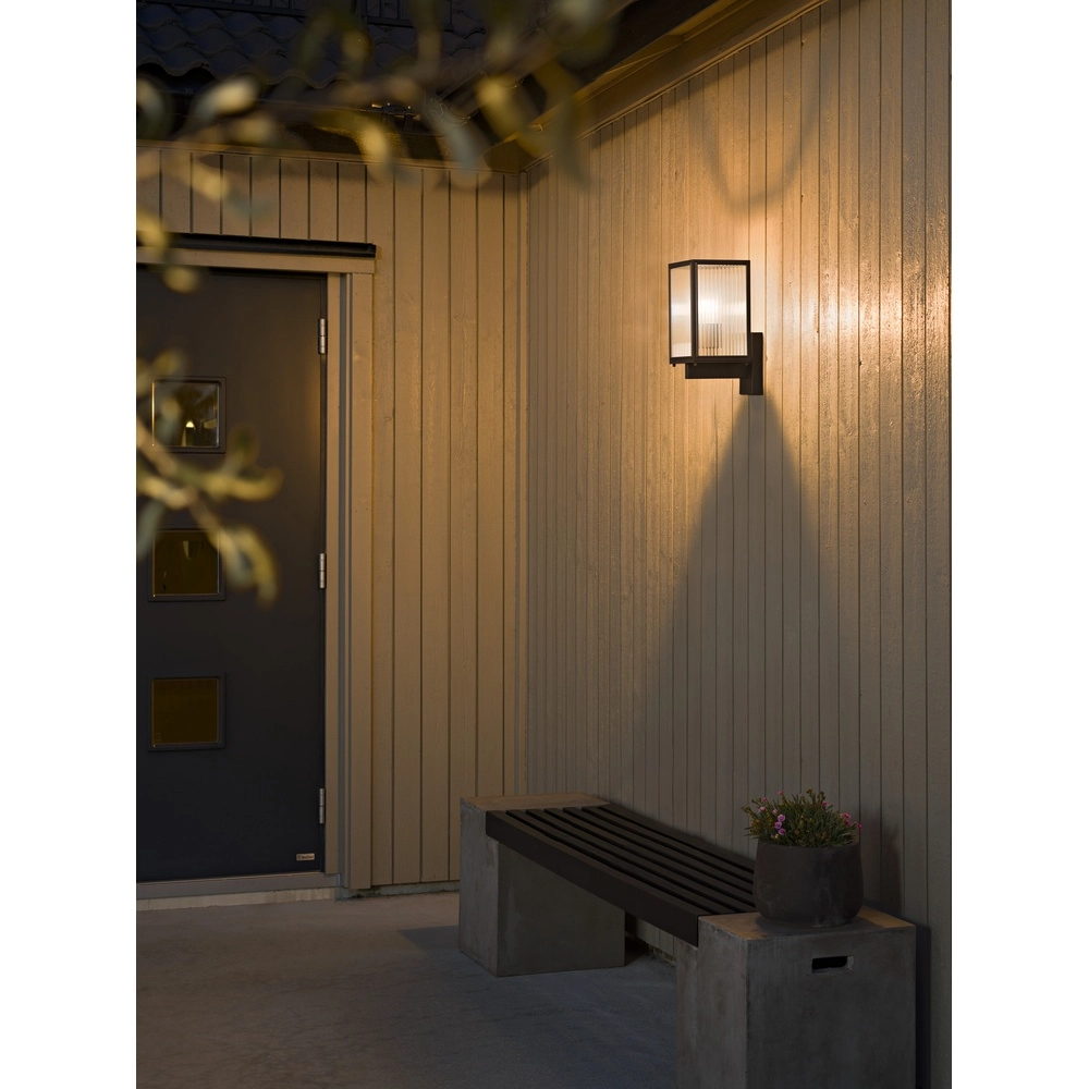 Wandlamp Carpi zwart met ribbel glas KonstSmide 7318300030485