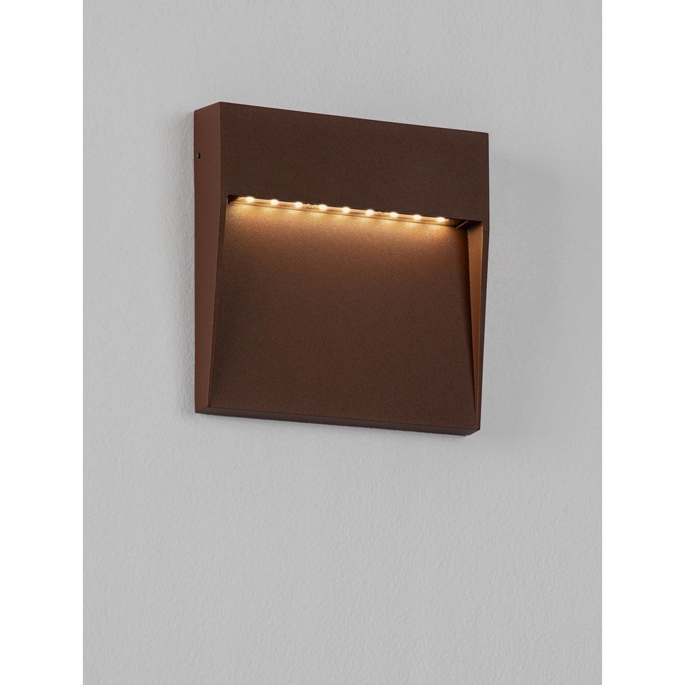 Vierkante wandlamp Fem roestbruin