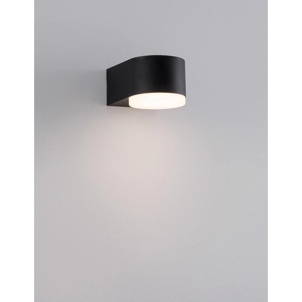 Strakke wandlamp Nus zwart enkel