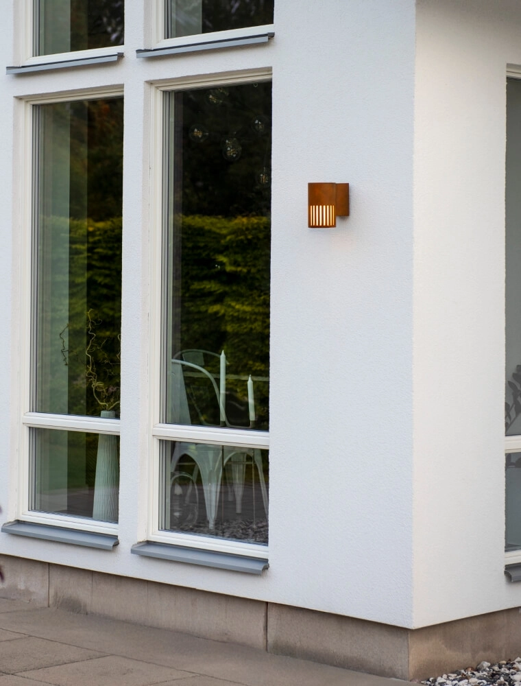 Design wandlamp Pistoia roestbruin met wit glas KonstSmide 7318303579721