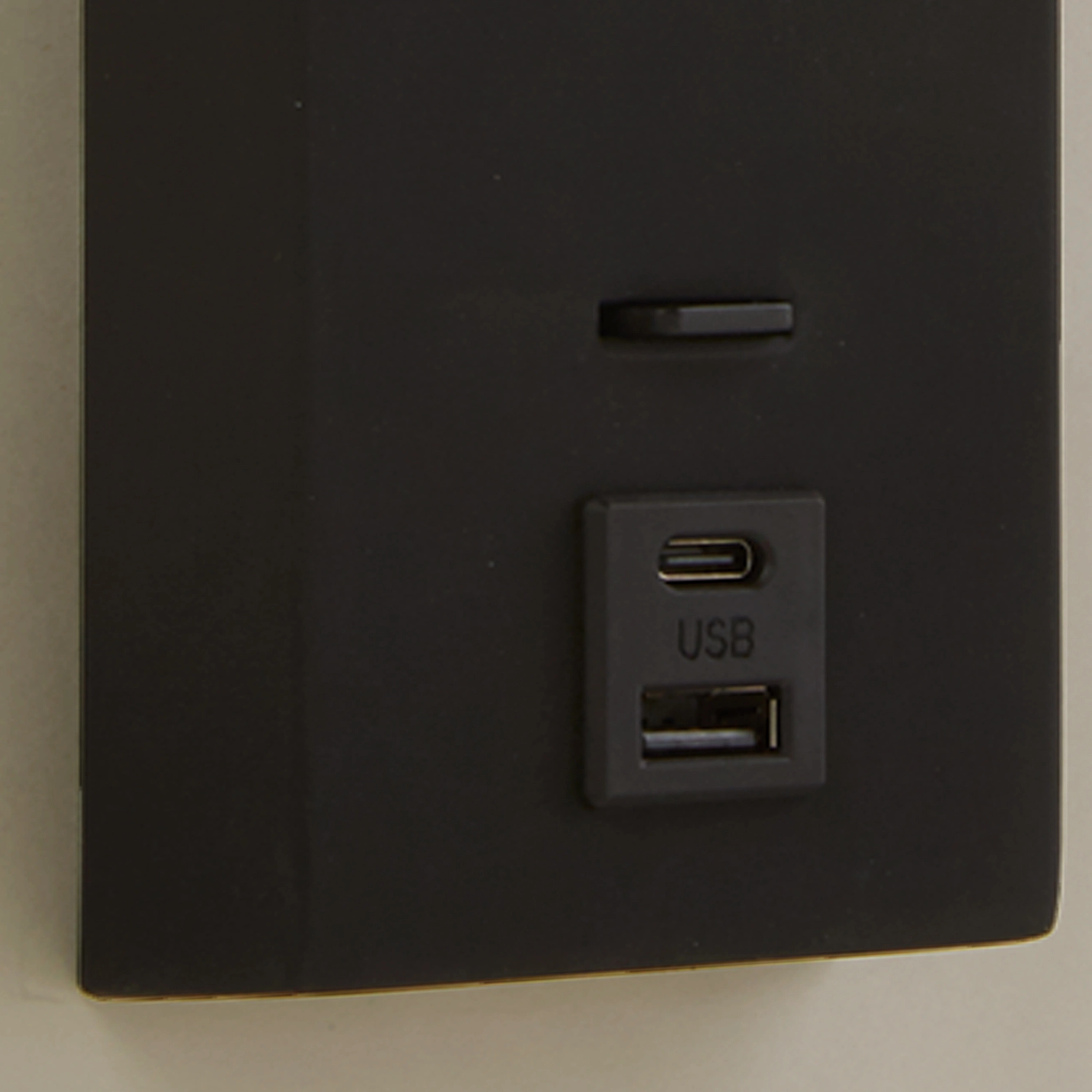 Zwart bedlampje Marlow met USB Lyora 5053423275857