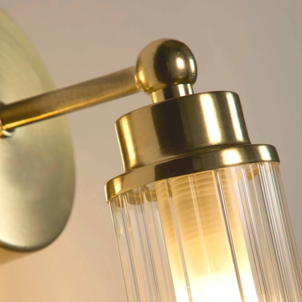 Gouden wandlamp Imperial met geribbeld glas Searchlight 5053423271958