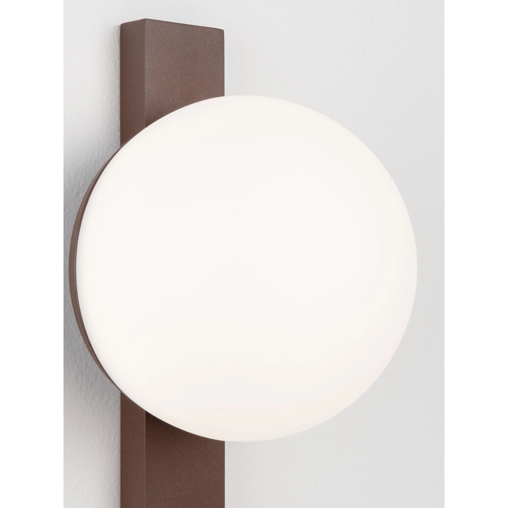 Unieke wandlamp Remi roestbruin met witte bol Lyora 5212017494481