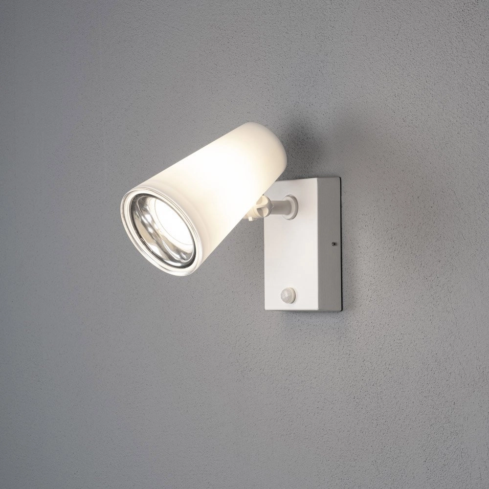 Witte opbouwspot Fano met bewegingssensor KonstSmide 7318307873252