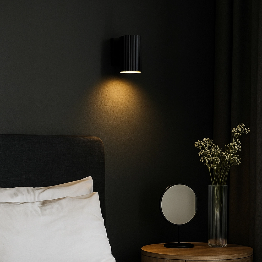 Zwarte wandlamp Onis down Lyora 4255805302293