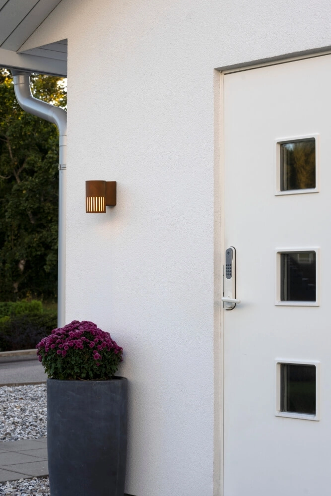 Design wandlamp Pistoia roestbruin met wit glas KonstSmide 7318303579721