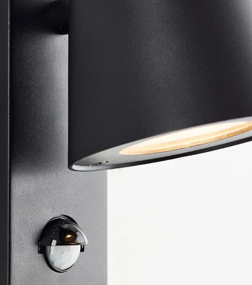 Zwarte wandlamp Bari met sensor Brilliant 4004353435782