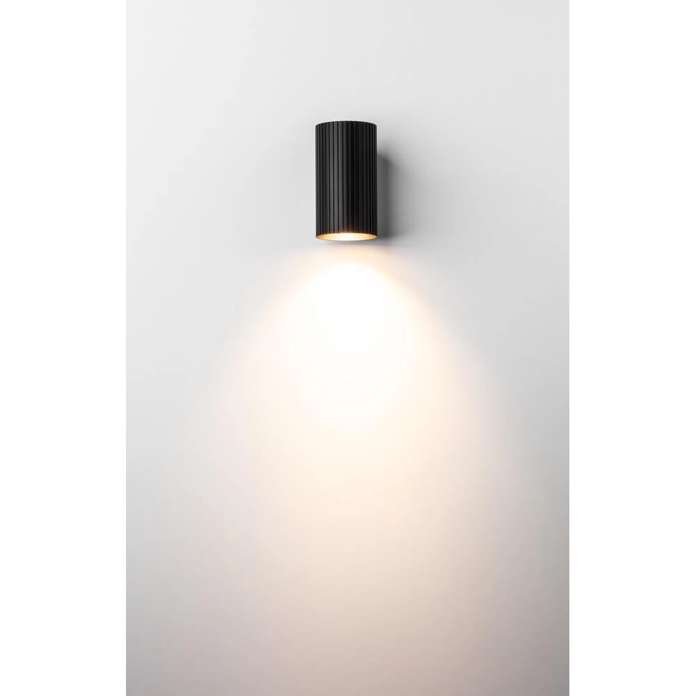 Zwarte wandlamp Onis down Lyora 4255805302293