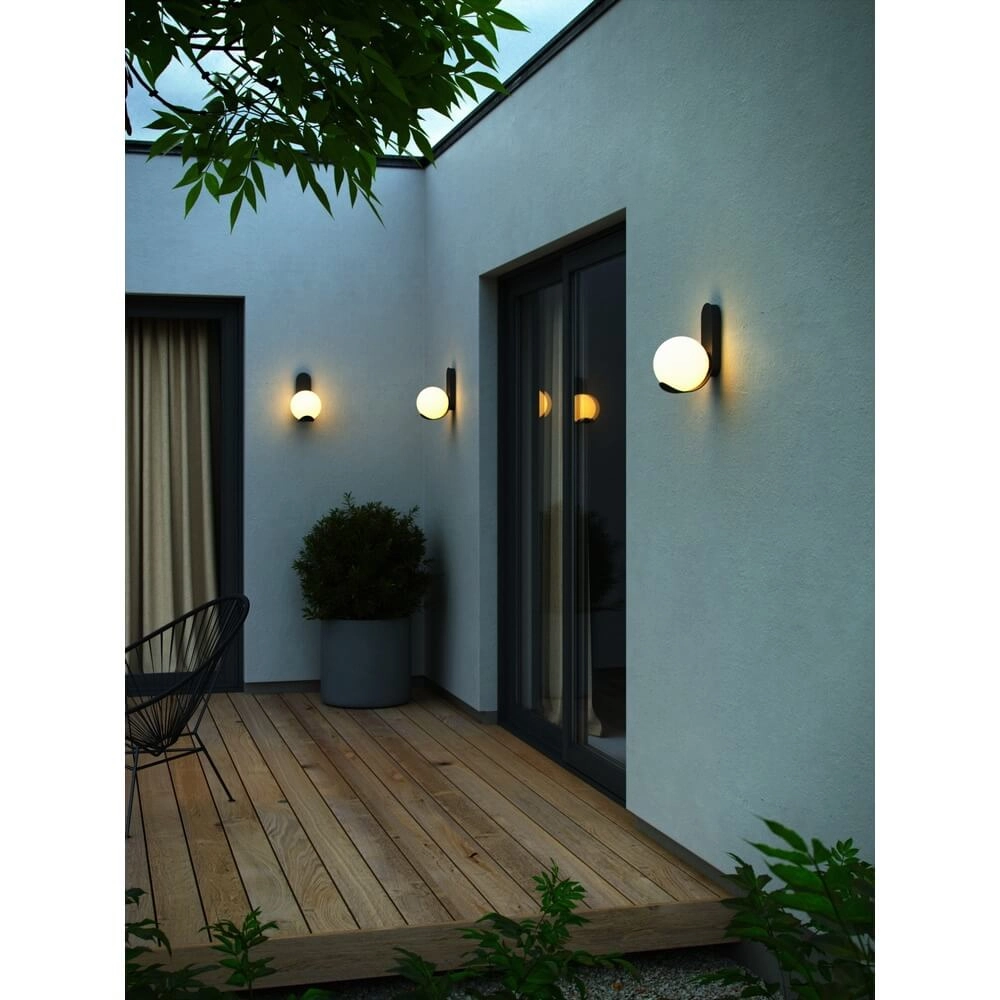 Design buitenlamp Dalius zwart met witte bol Nordlux 5704924017667