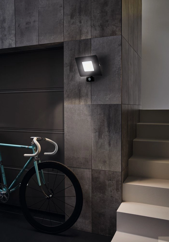 Ledspot Faedo 3 - 50w met bewegingssensor zwart Eglo 9002759974633