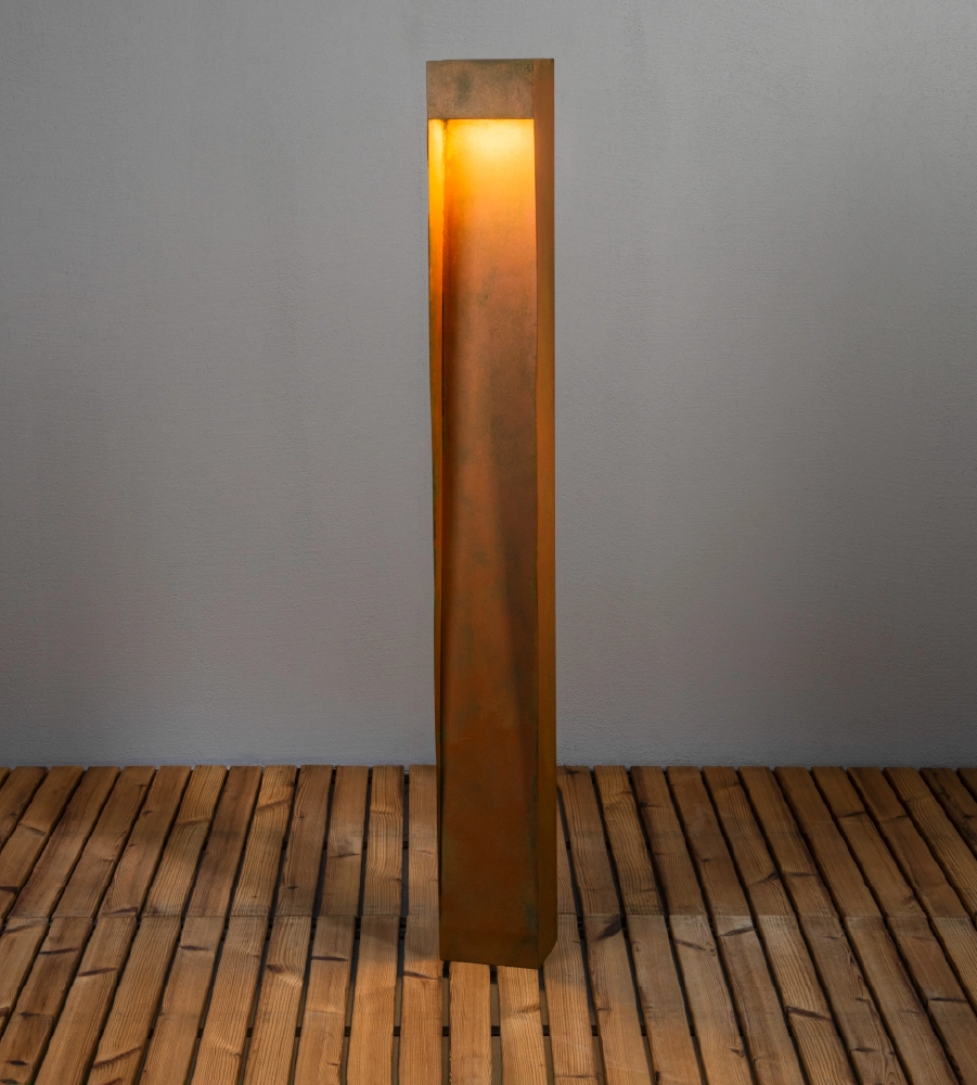 Roestige staande tuinlamp op vlonder