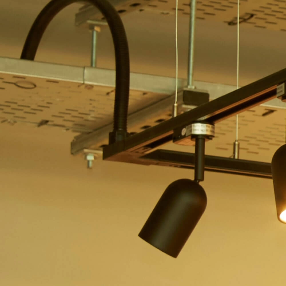 L-Connector TraQ black Lyora