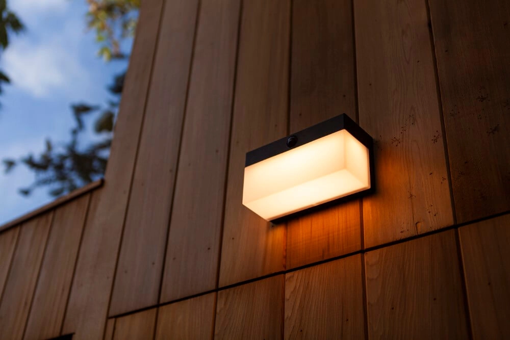 Zwarte wandlamp Fran solar Lutec 6939412013664